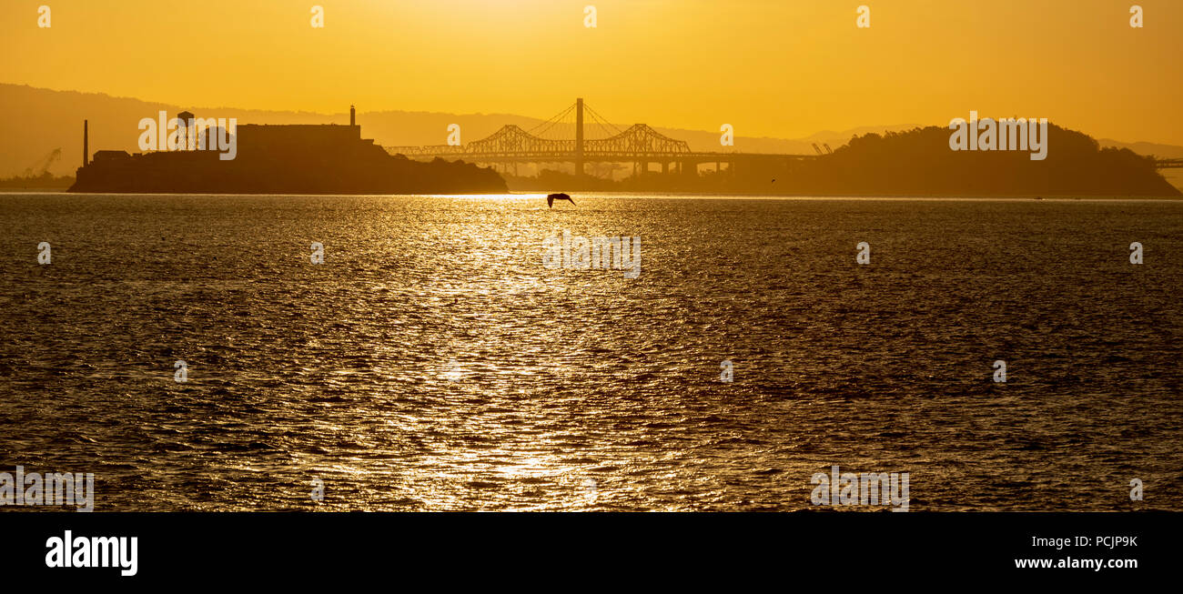 Horizon de San Francisco au coucher du soleil sur la baie de San Francisco Banque D'Images