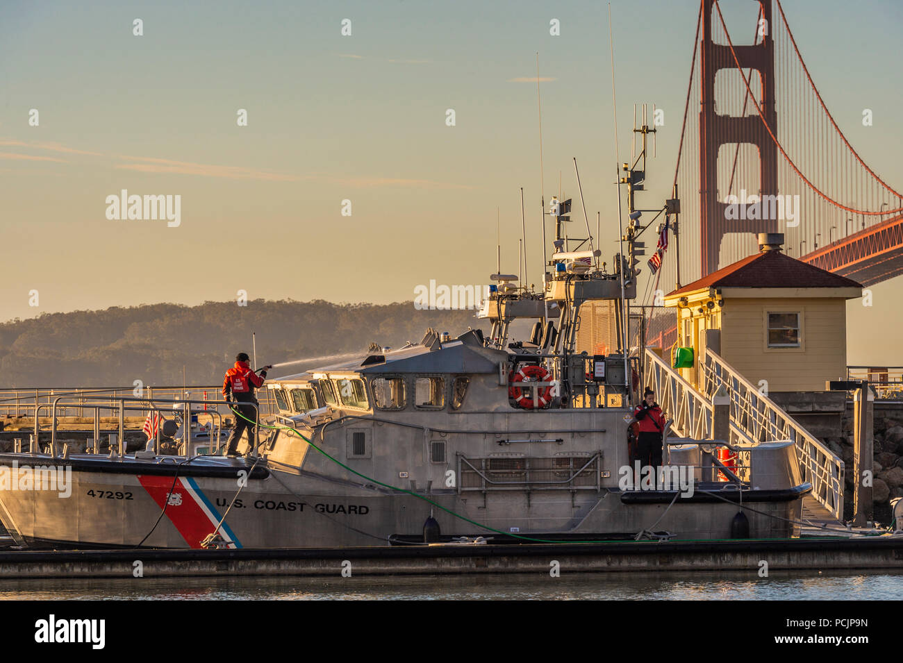 Coucher du soleil sur la station de la Garde côtière américaine sous le Golden Gate Bridge à San Francisco. Banque D'Images