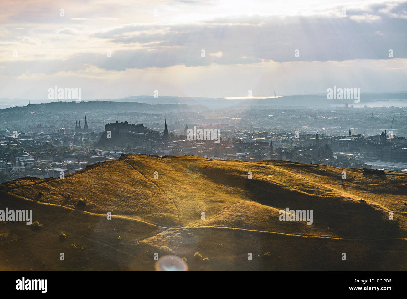 Voir d'Édimbourg de Arthur's Seat à Holyrood Park. L'Écosse, Royaume-Uni. Banque D'Images