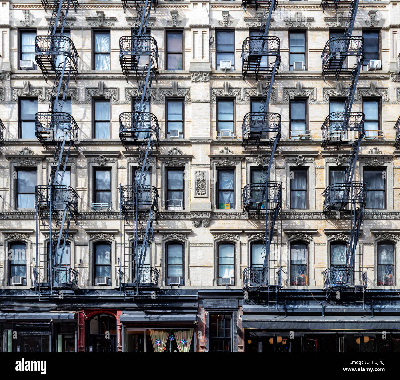 Mur de fenêtres sur un ancien immeuble d'appartements dans le quartier Lower East Side de Manhattan, New York City NYC Banque D'Images