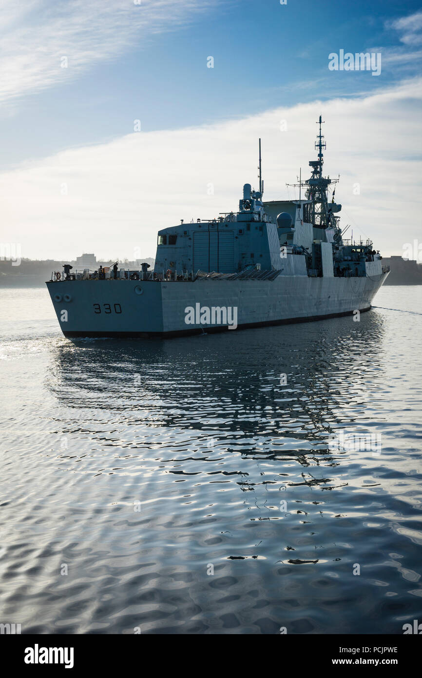 La lutte anti-sous-classe HALIFAX FRÉGATE NCSM HALIFAX dans son port d'attache de Halifax, Nouvelle-Écosse, Canada. Banque D'Images