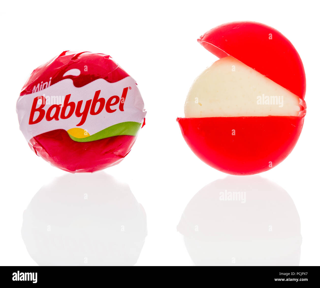 Winneconne, WI - 30 juillet 2018 : un seul fromage Babybel semisoft en saveur d'origine sur un fond isolé Banque D'Images