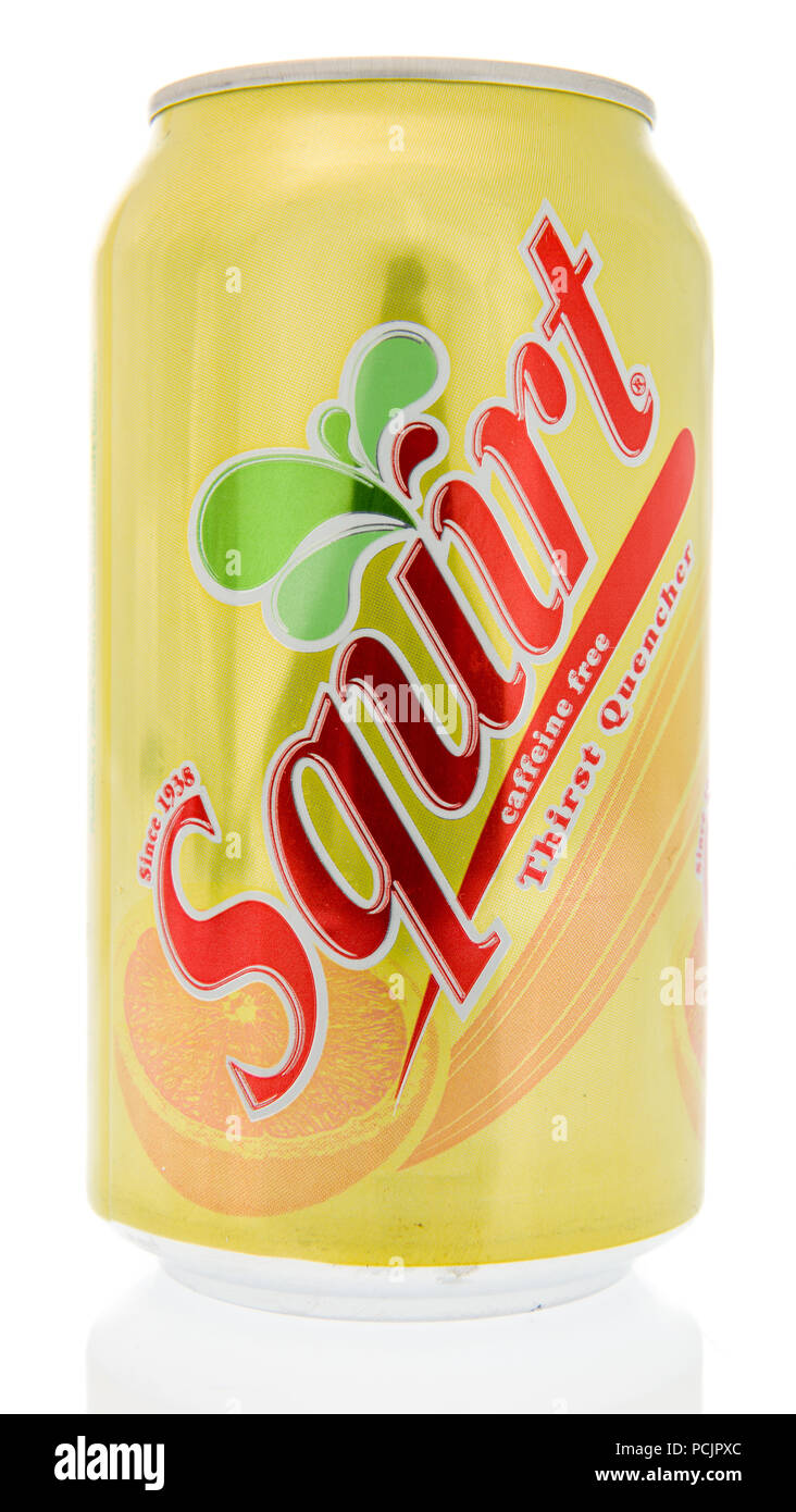 Winneconne, WI - 30 juillet 2018 : Un seul peut de jaillir la caféine soude libre sur un fond isolé Banque D'Images