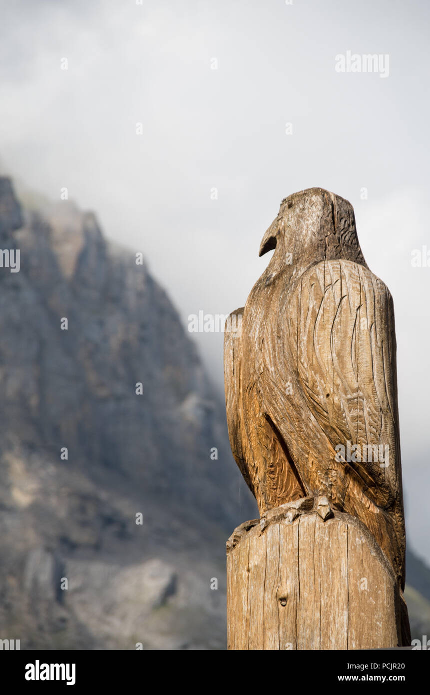 Aigle en bois Sculpture en Suisse avec une montagne (Dündenhorn) dans l'arrière-plan Banque D'Images