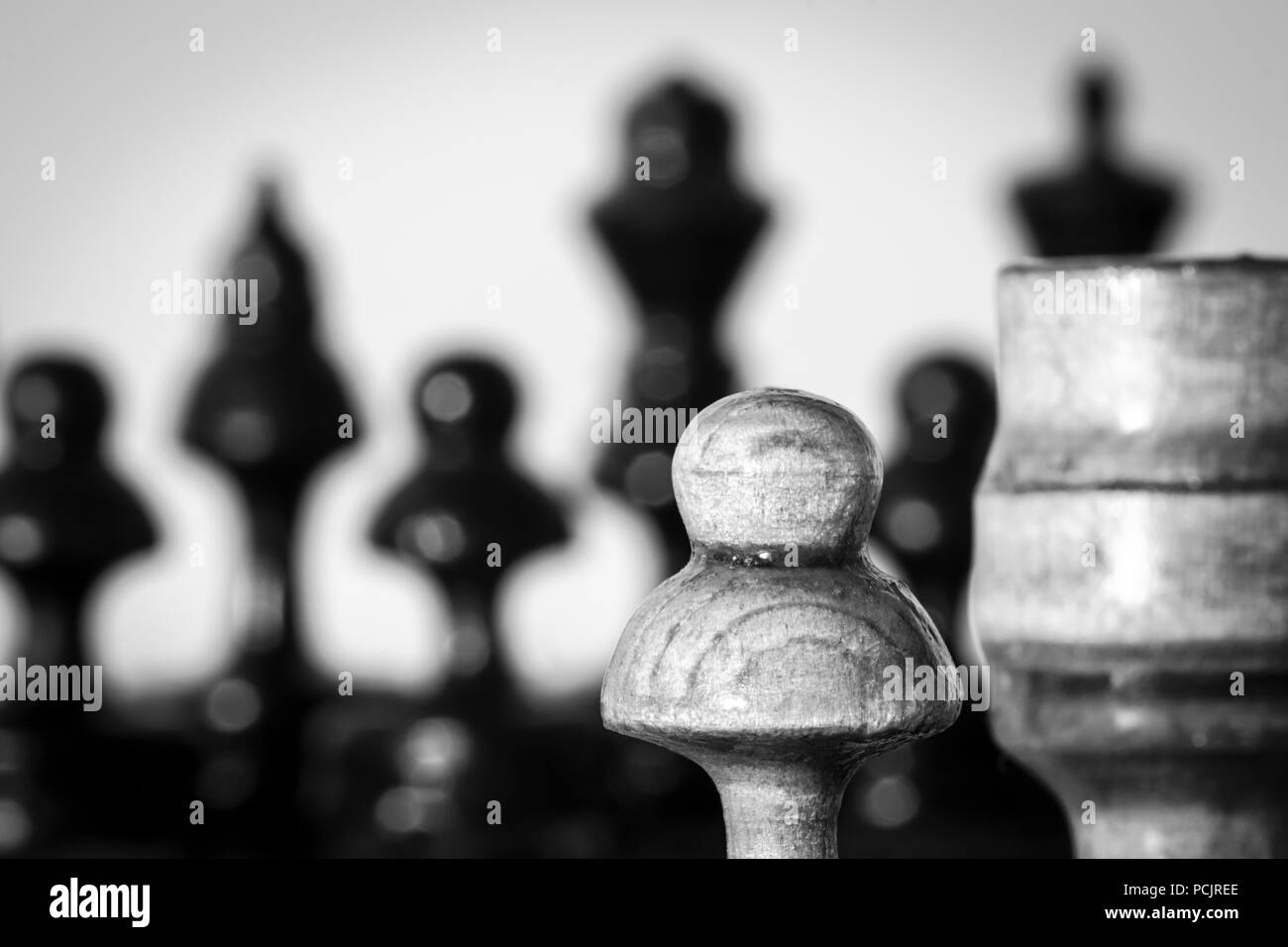 Pièces des échecs en bois debout sur le conseil dans la position de départ avant la bataille. Banque D'Images