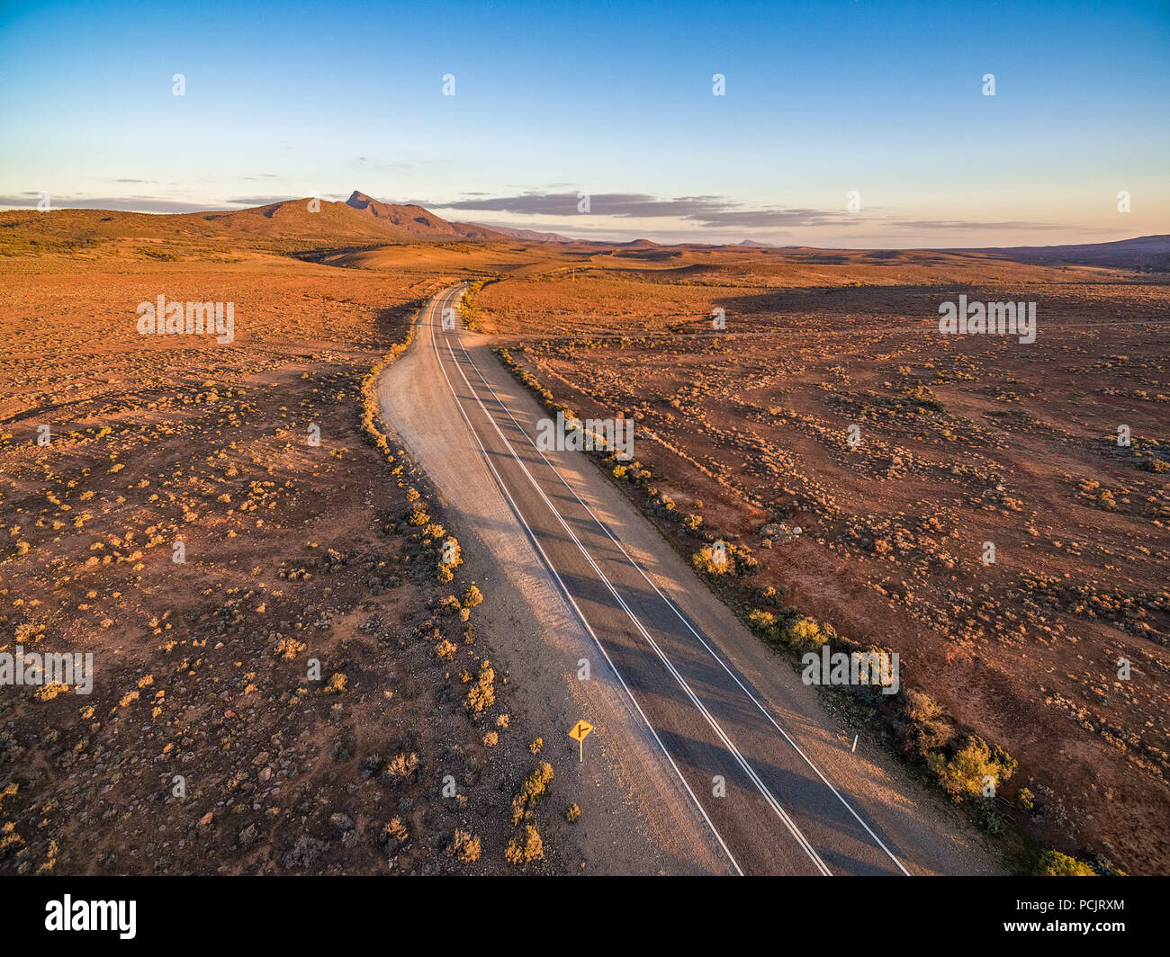 Magnifique coucher de soleil sur une route de campagne en passant par l'Afrique du désert australien Banque D'Images