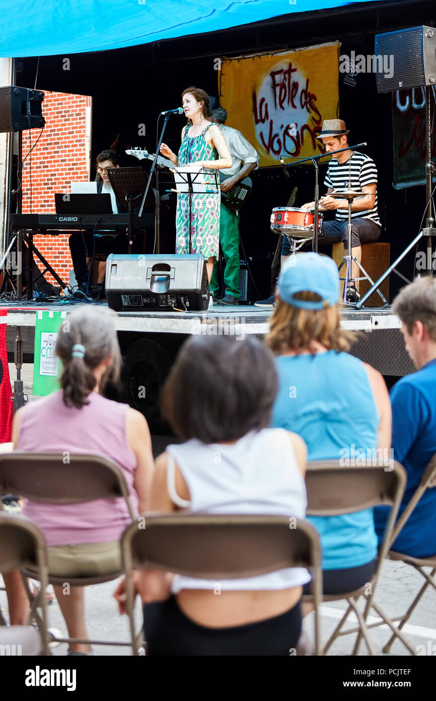 Montréal, Canada - juin 2018. L'auditoire est de regarder un concert de musique de jazz locaux sur une scène extérieure à Montréal, Québec, Canada. Usage éditorial. Banque D'Images