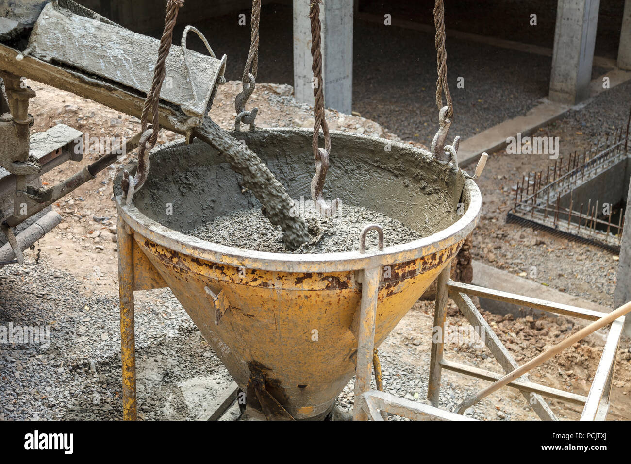 Le coulage du béton dans la construction de la maison. Les constructeurs de se verser le béton prêt à l'emploi Banque D'Images