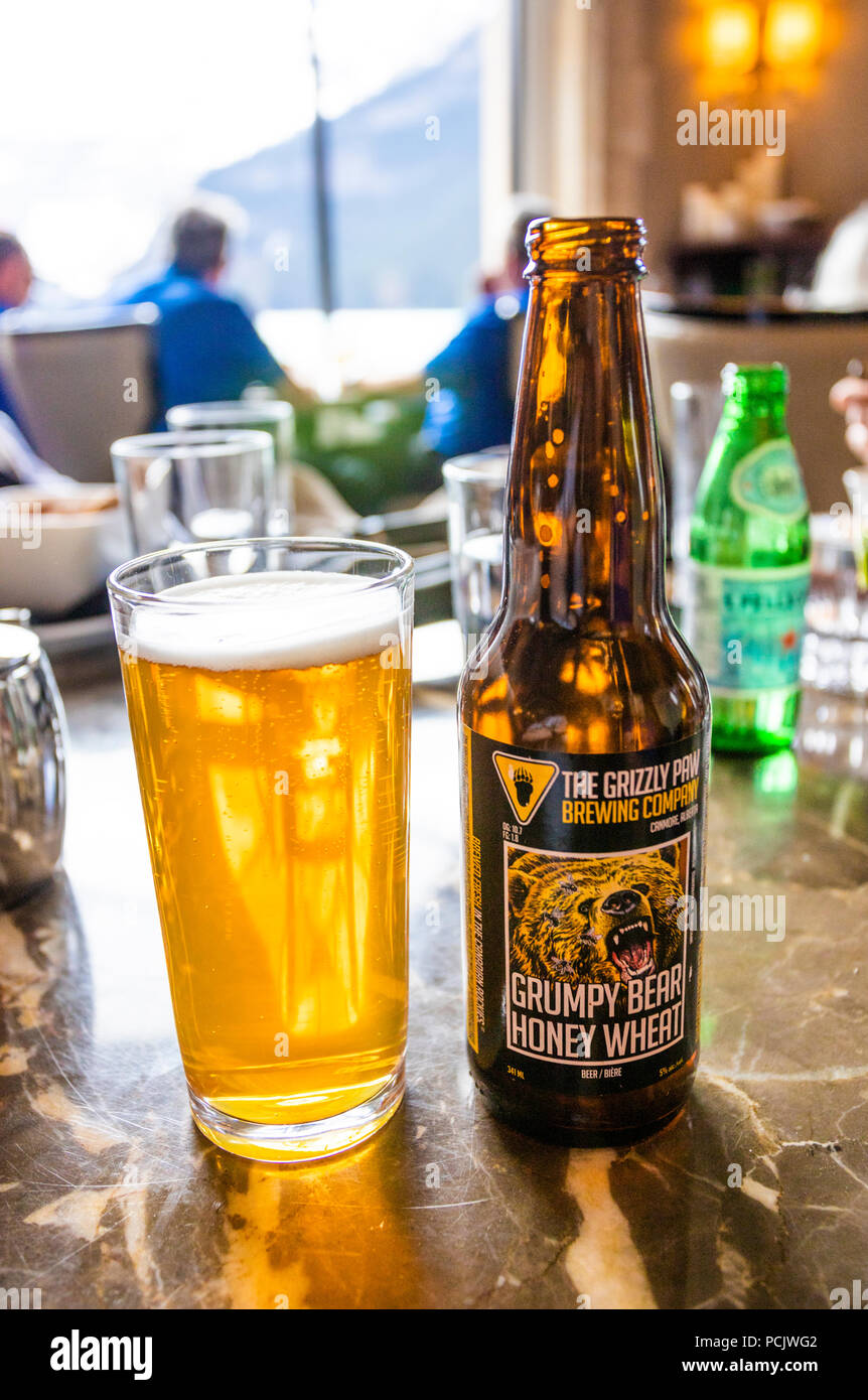 Bière de blé au miel de l'ours grincheux par l'ours Grizzly Paw Brewing Company dans le Fairmont Chateau Lake Louise Hotel sur la rive du lac Louise, Montagnes Rocheuses Banque D'Images
