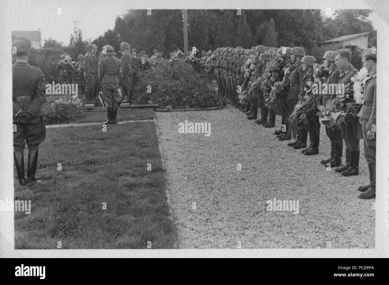 Droit de l'album photo de l'Oberleutnant Wilhelm Gaul : Funeral parade comme un camarade est porté en terre par d'autres aviateurs du Küstenfliegergruppe 906 à Brest en 1941 ou 1942. Banque D'Images