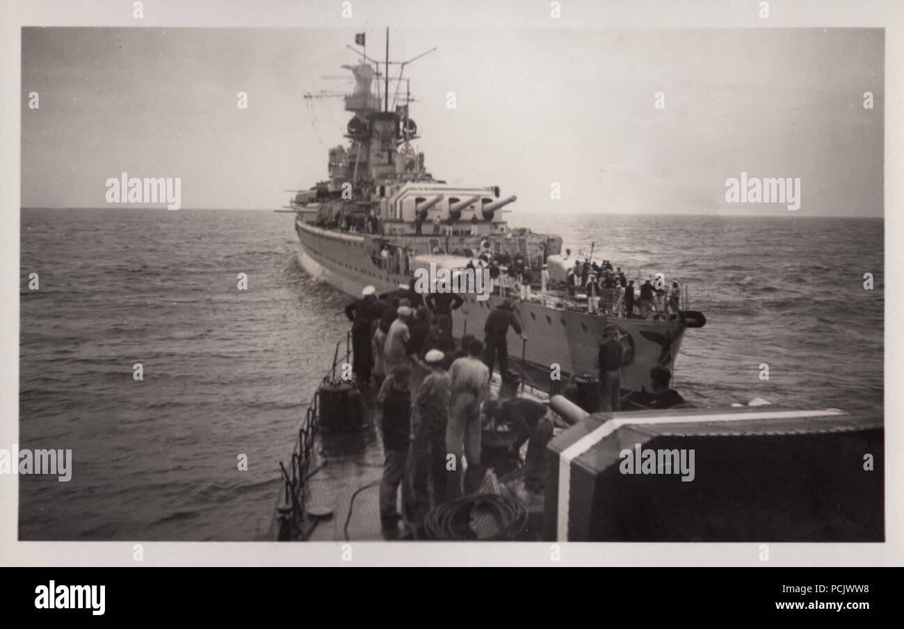 Droit de l'album photo de Oberfänrich Wilhelm Gaul - le croiseur lourd allemand Deutschland rendez-vous avec la Torpedo Boat Leopard pour décharger sa mort à la suite d'une attaque aérienne par avion républicaine espagnole le 29 mai 1937. Leurs bombes ont causé de grands incendies sur Deutschland, a tué 31 marins et 74 blessés. Banque D'Images