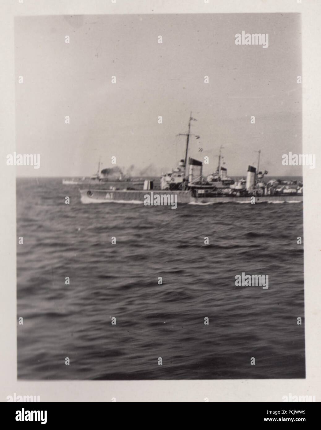 Droit de l'album photo de Oberfähnrich Wilhelm Gaul - torpilleurs allemands conformément au courant, vu de lance-torpilles Leopard pendant la guerre civile espagnole. Le navire le plus proche est Torpedo Boat Albatros. Banque D'Images