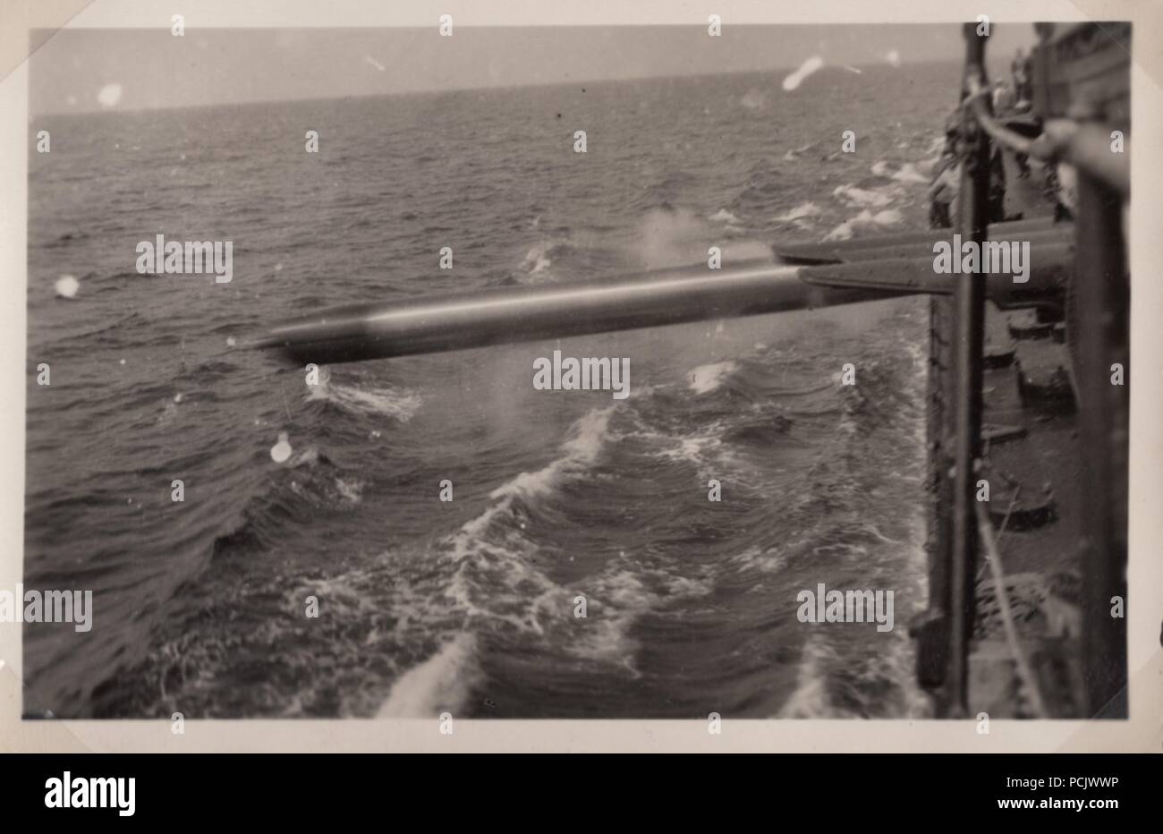 Droit de l'album photo de Oberfänrich Torpedoboot allemand Wilhelm Gaul - Leopard (Torpedo Boat Leopard) lance une torpille au cours de la pratique de la guerre civile espagnole. Banque D'Images