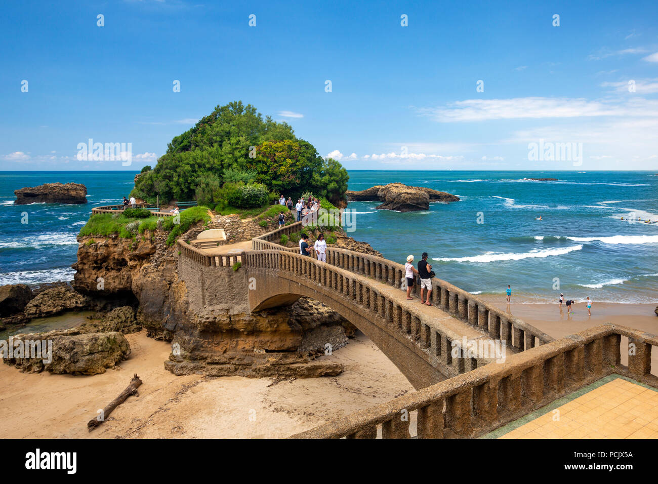 Le rock de 'la cigale', à Biarritz (Aquitaine - France). Ce rocher a été aménagé comme une promenade entre la grande plage de Biarritz et son port. Banque D'Images