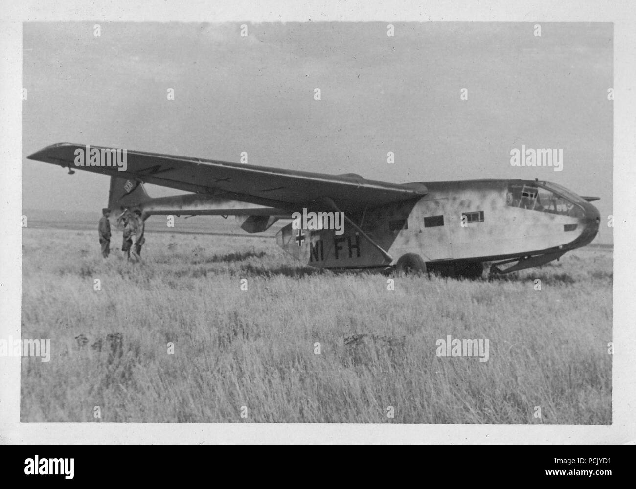 Image d'un album photo relatif à II Gruppe, Jagdgeschwader 3: Un planeur Gotha Go242 est assis dans un champ en Russie en 1941. Banque D'Images