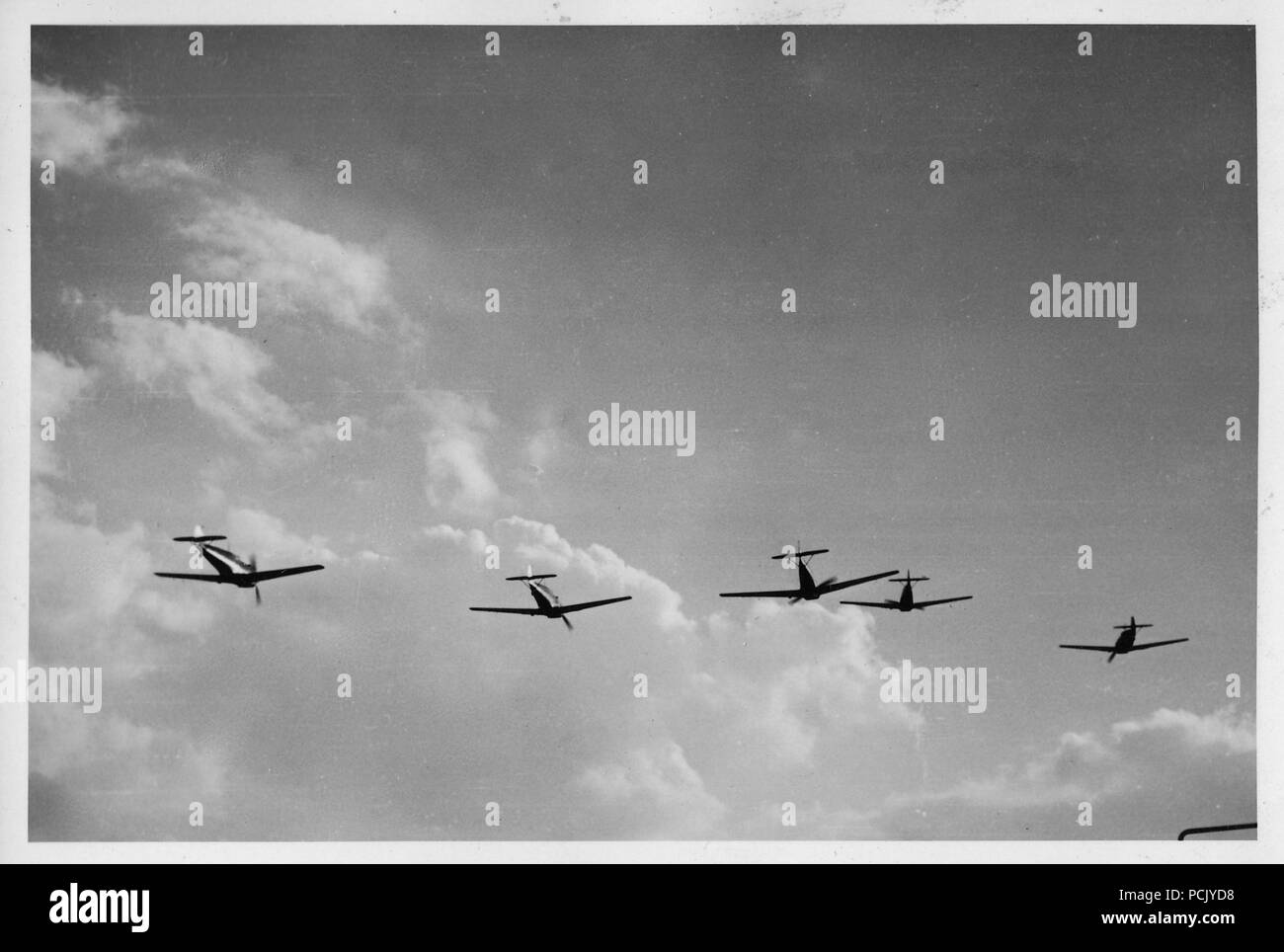 Image à partir d'un album de photos relatives à II. Gruppe, Jagdgeschwader 3 : Un Schwarm de Messerschmitt BF109s de II./JG3 prend de l'air de Wierre-au-Bois en France, l'aérodrome de l'été 1940. Banque D'Images