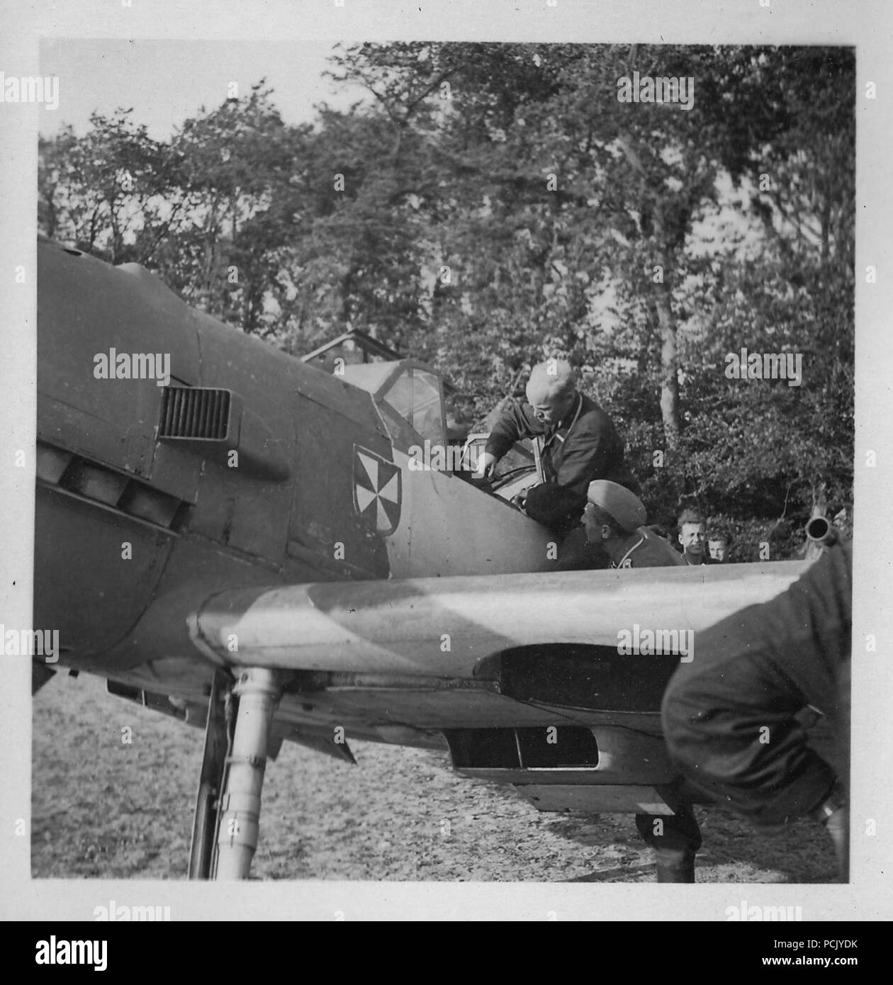 Image à partir d'un album de photos relatives à II. Gruppe, Jagdgeschwader 3 : le personnel au sol de l'aide à l'attache dans la région de Hauptmann Erich Woitke, Staffelkapitän du 6./JG3 et agissant de Gruppenkommandeur II./JG3 à partir du 1er octobre 1940 jusqu'au 23 novembre 1940, alors qu'il se prépare à décoller dans son Messerschmitt Bf 109E de Wierre au bois à l'été 1940. Banque D'Images