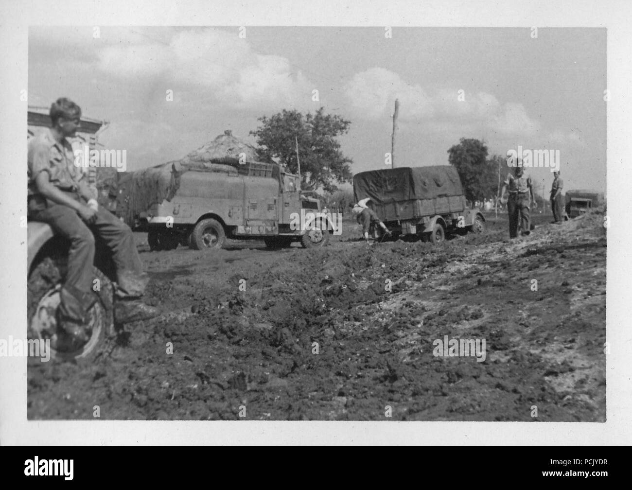 Image à partir d'un album de photos relatives à II. Gruppe, Jagdgeschwader 3 : membres du personnel au sol du II./JG3 rencontre la Fédération de boue du 'rasputitsa" à l'automne 1941. Banque D'Images