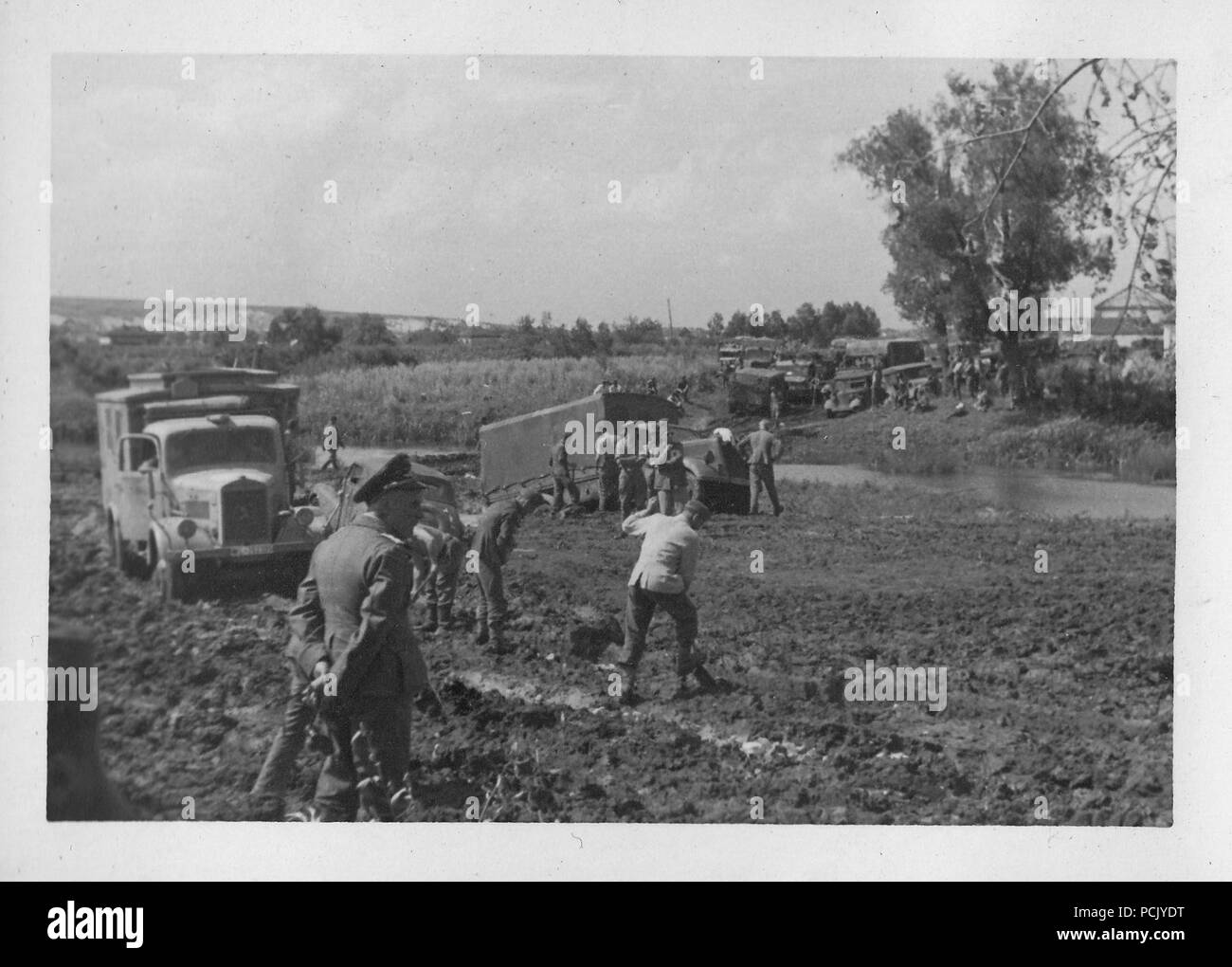 Image à partir d'un album de photos relatives à II. Gruppe, Jagdgeschwader 3 : membres du personnel au sol du II./JG3 creuser leurs véhicules hors de la Fédération de la boue de la "rasputitsa" à l'automne 1941. Banque D'Images