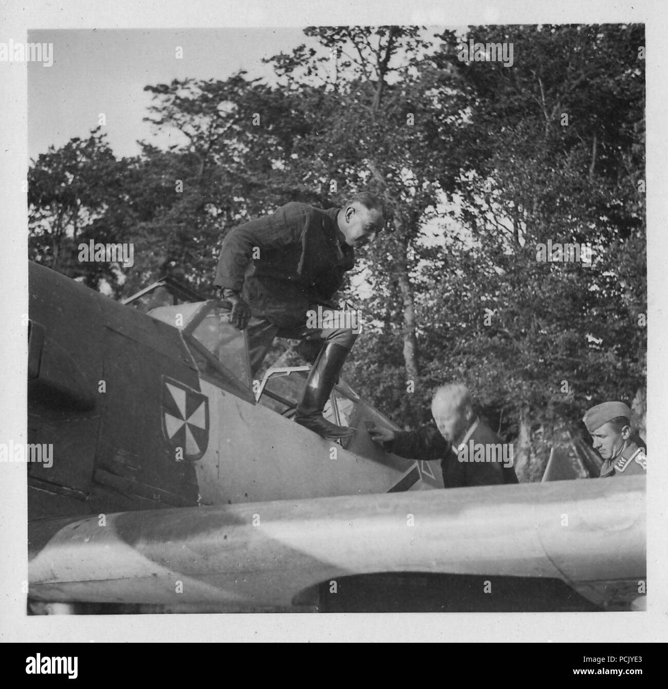 Image à partir d'un album de photos relatives à II. Gruppe, Jagdgeschwader 3 : Hauptmann Erich Woitke, Staffelkapitän du 6./JG3 et agissant de Gruppenkommandeur II./JG3 à partir du 1er octobre 1940 jusqu'au 23 novembre 1940, descend de son Messerschmitt Bf 109E à Wierre au bois à l'été 1940. Banque D'Images