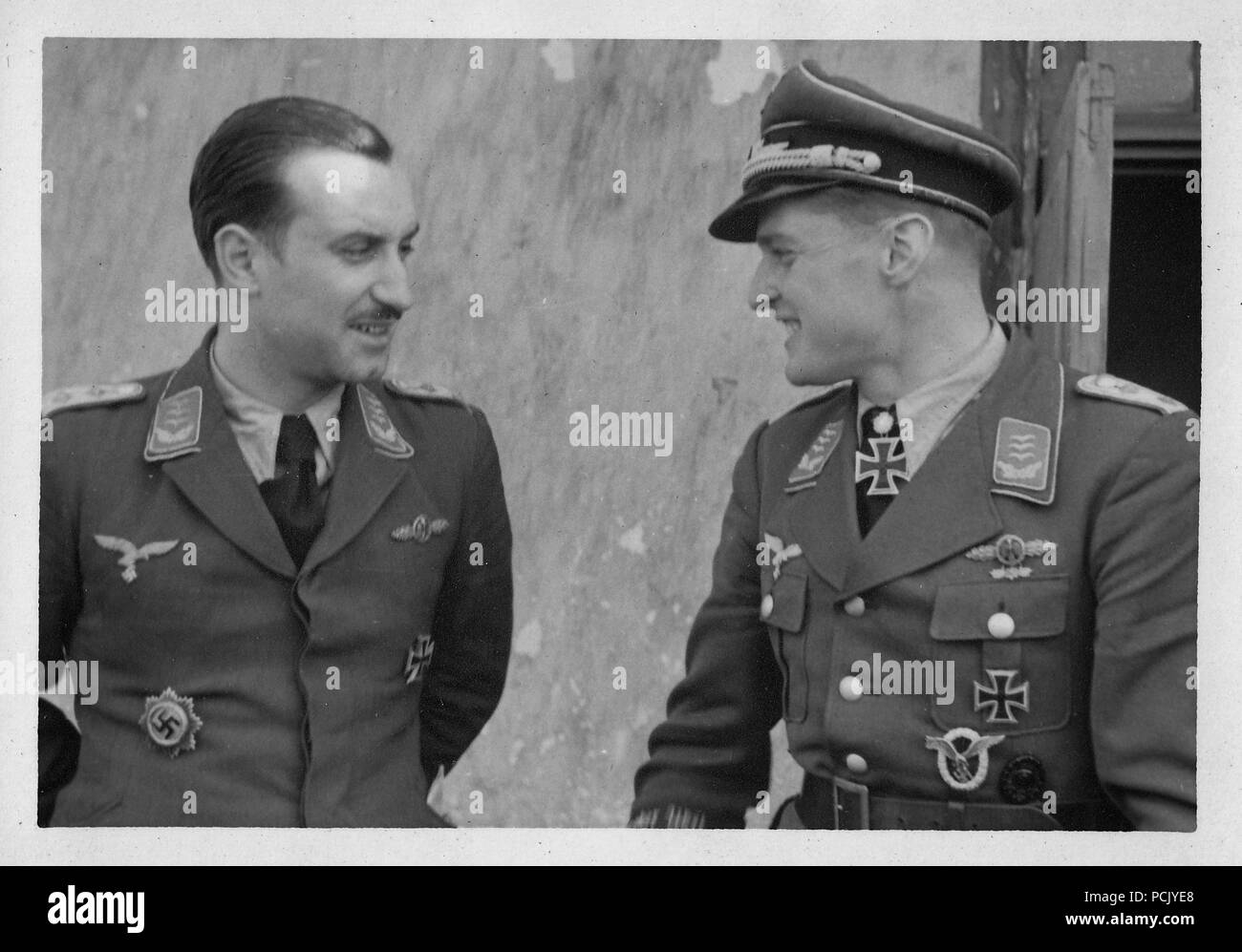 Image à partir d'un album de photos relatives à II. Gruppe, Jagdgeschwader 3 : Hauptmann Kurt Brändle portant sa Ritterkreuz avec Oakleaves, en discussion avec Hauptmann Walter Dahl de la stab/JG 3 à l'été 1943. Banque D'Images