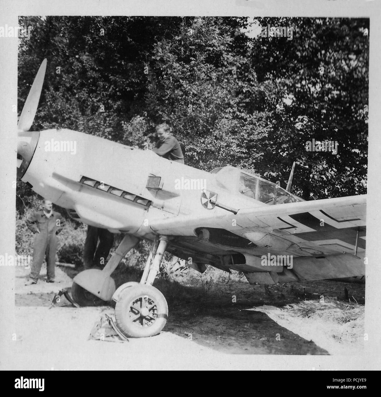 Image à partir d'un album de photos relatives à II. Gruppe, Jagdgeschwader 3 : un Messerschmitt BF109E DE II. Gruppe, Jagdgeschwader 3 est prêt pour l'action par les membres de l'équipe au sol à l'Aérodrome de Samar (Wierre au bois) en France au cours de l'été 1940. Banque D'Images