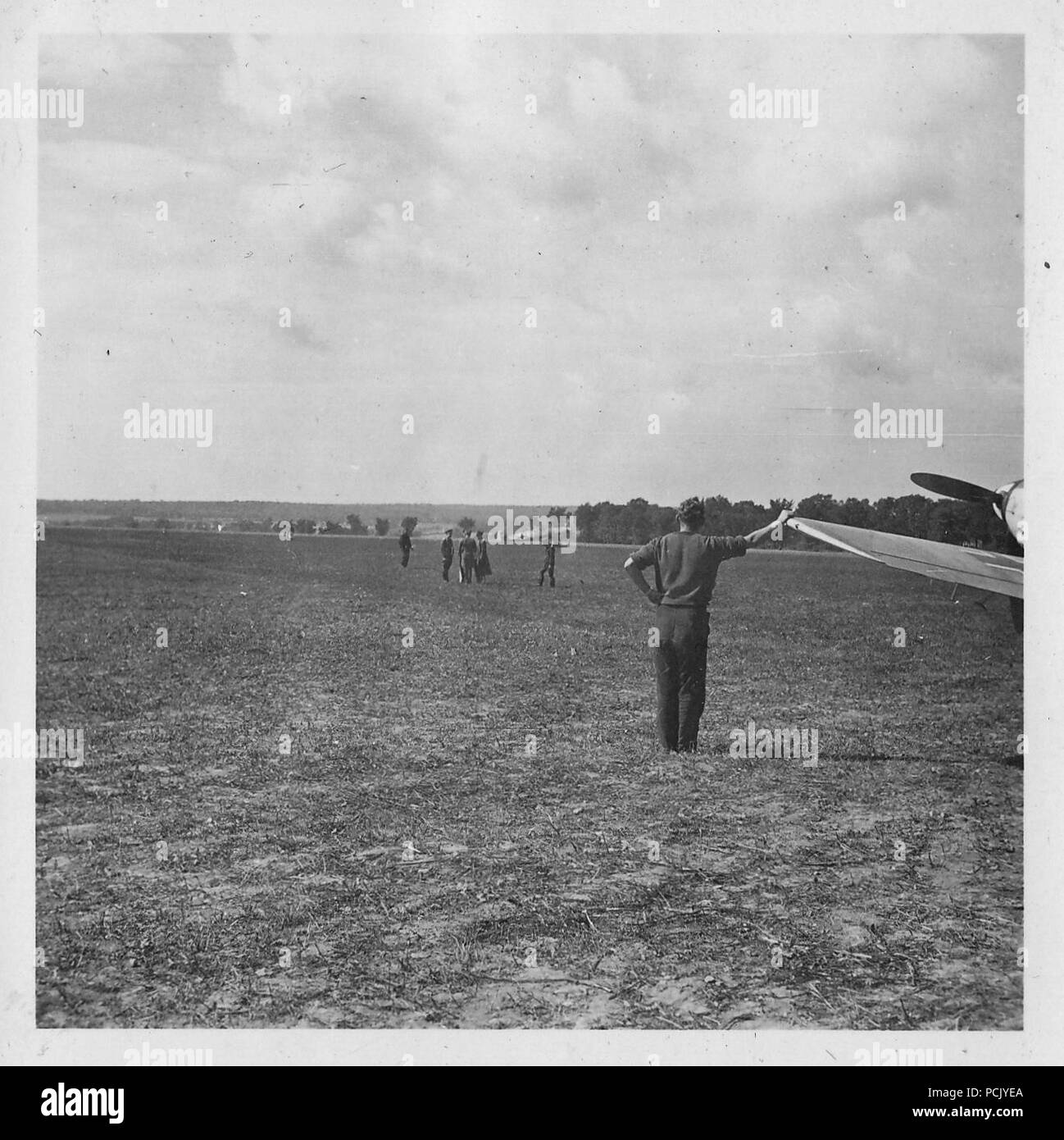 Image à partir d'un album de photos relatives à II. Gruppe, Jagdgeschwader 3 : Messerschmitt BF109es d'II. Gruppe, Jagdgeschwader 3 Préparez-vous au décollage à l'Aérodrome de Samar (Wierre au bois) en France au cours de l'été 1940. Banque D'Images