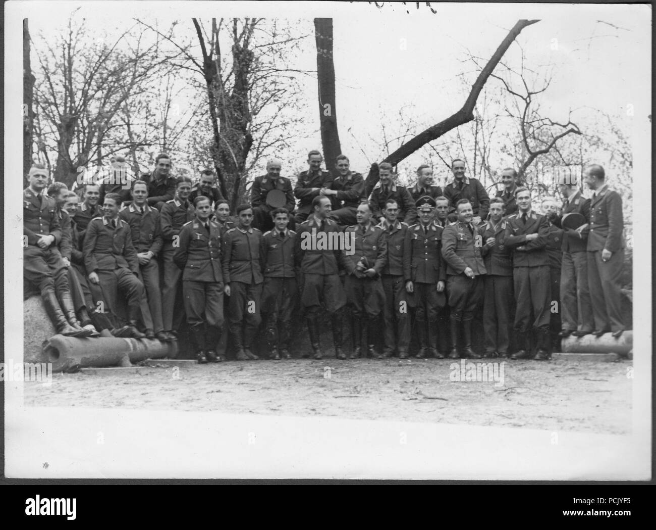 Image à partir d'un album de photos relatives à II. Gruppe, Jagdgeschwader 3 : certains des officiers et sous-officiers de II.Gruppe, Jagdgeschwader 3 pose devant l'appareil photo à l'été 1940. Les équipages et le personnel au sol semblent être présentes dans cette image. Banque D'Images