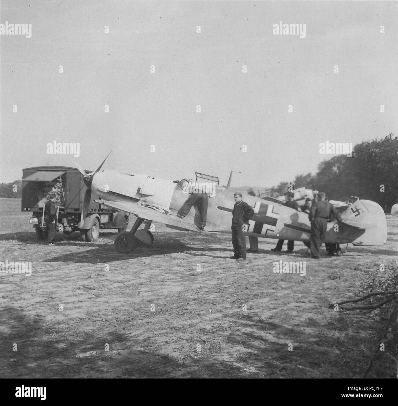 Image à partir d'un album de photos relatives à II. Gruppe, Jagdgeschwader 3 : le Messerschmitt Bf 109E de l'Oberleutnant von Cramon, Geschwaderadjutant Friedrich-Franz JG3 du 21 août 1940, est prêt pour l'action. Banque D'Images
