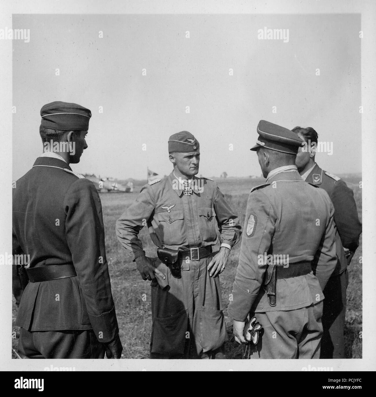 Image à partir d'un album de photos relatives à II. Gruppe, Jagdgeschwader 3 : l'Geschwaderkommodore de JG3 du 21 août 1940 au 11 août 1942, le Major Günter Lützow (centre et face à la caméra), parle à ses officiers au début de l'opération Barbarossa. Lützow, porte la Croix de Chevalier de la Croix de fer qu'il a été attribué le 18 septembre 1940. Banque D'Images