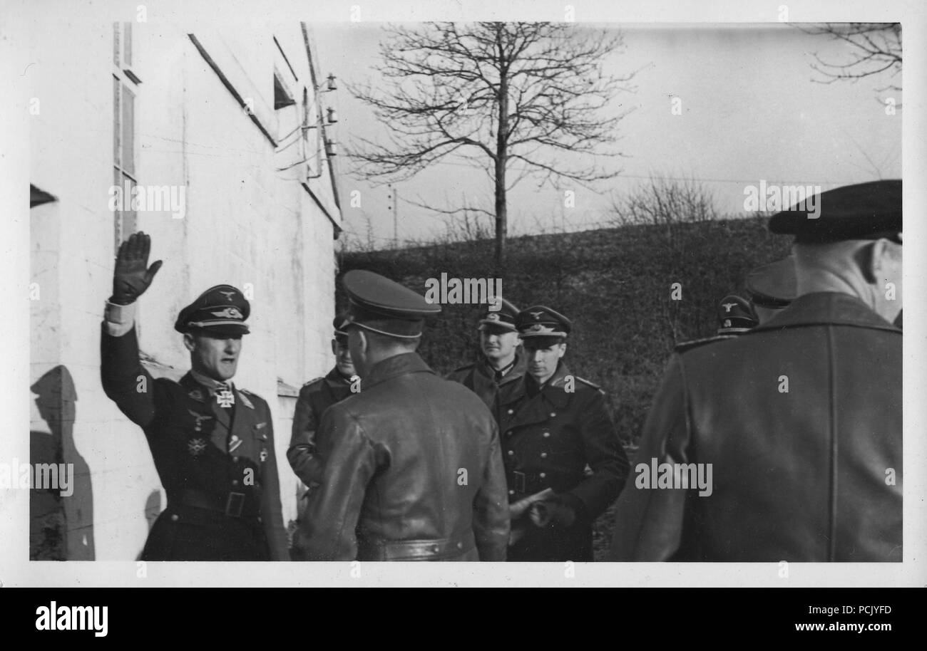 Image à partir d'un album de photos relatives à II. Gruppe, Jagdgeschwader 3 : Principales était le Lützow Günter Geschwaderkommodore du Jagdgeschwader 3 du 21 août 1940 au 11 août 1942. Ici, il rend hommage à Adolf Hitler lors du lancement de l'opération Barbarossa en juin 1941. Banque D'Images