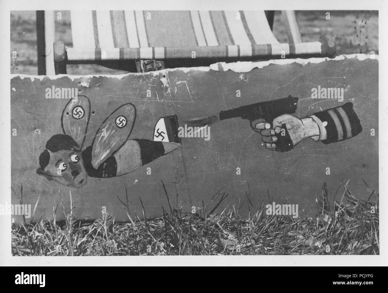 Image à partir d'un album de photos relatives à II. Gruppe, Jagdgeschwader 3 : Ce groupe de coupé d'un avion français a été capturé par les Allemands et montre une caricature d'Adolf Hitler en tant qu'une guêpe. soit tiré par un officier français. Banque D'Images