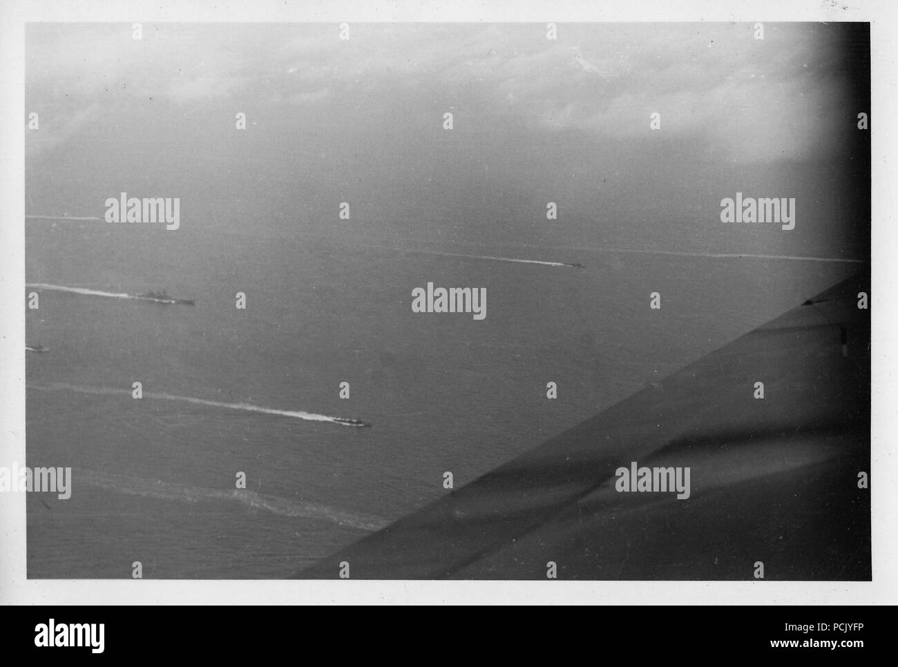 Image à partir d'un album de photos relatives à II. Gruppe, Jagdgeschwader 3 : Cette image est pensée pour montrer le cuirassé allemand Scharnhorst avec son escorte de destroyers, dirigé de Trondheim en juin 1940. Jagdgeschwader 3 était parmi les unités de la Luftwaffe fournissant à la flottille d'escorte aérienne. Banque D'Images