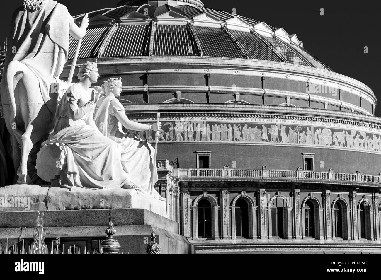 L'Albert Memorial Statue et Royal Albert Hall, Kensington Gardens, London, UK Banque D'Images