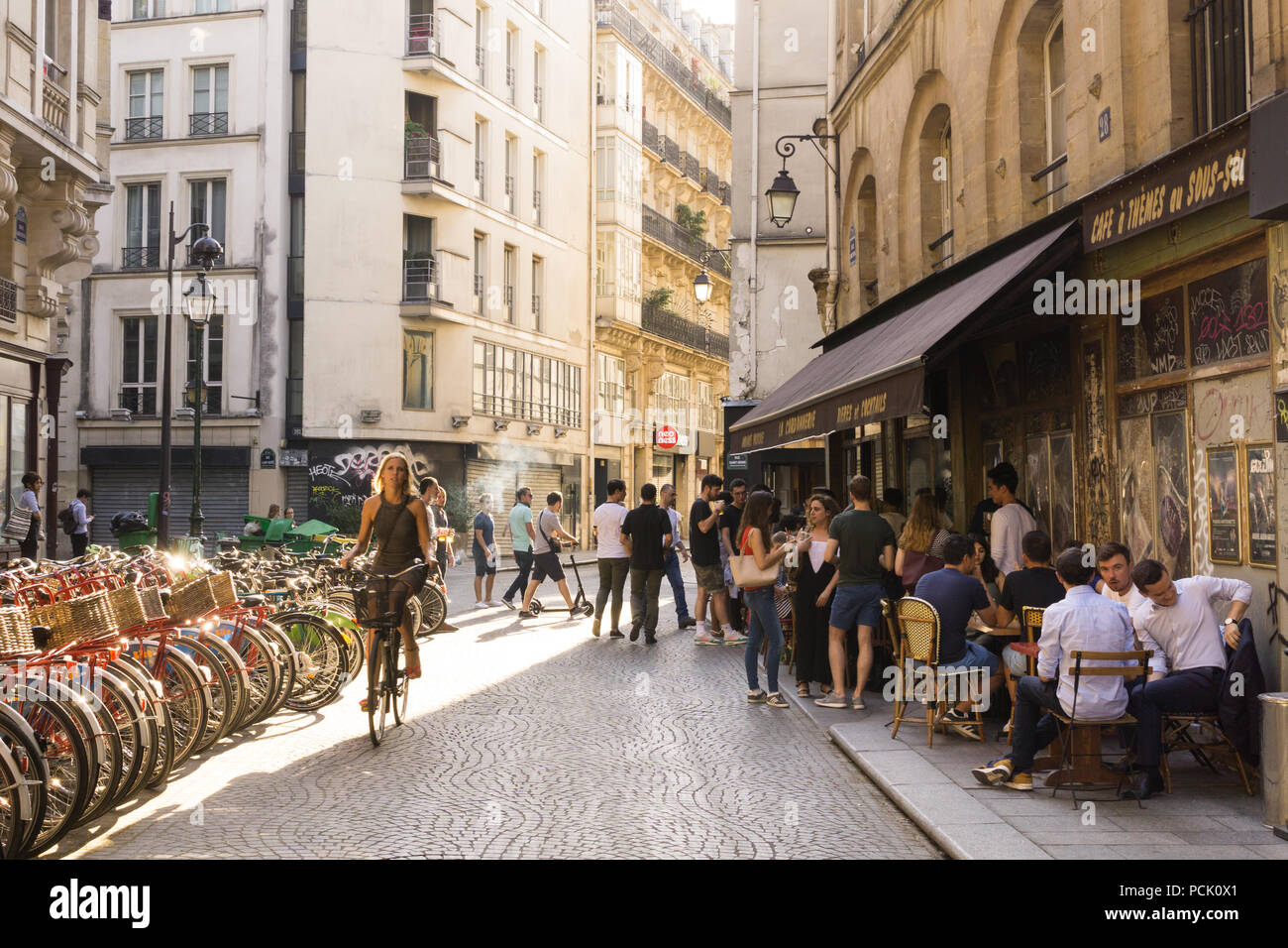 2ème arrondissement de Paris Scène de rue - femme vélo par le cafe Cordonerie sur Rue Greneta en fin d'après-midi, la France, l'Europe. Banque D'Images