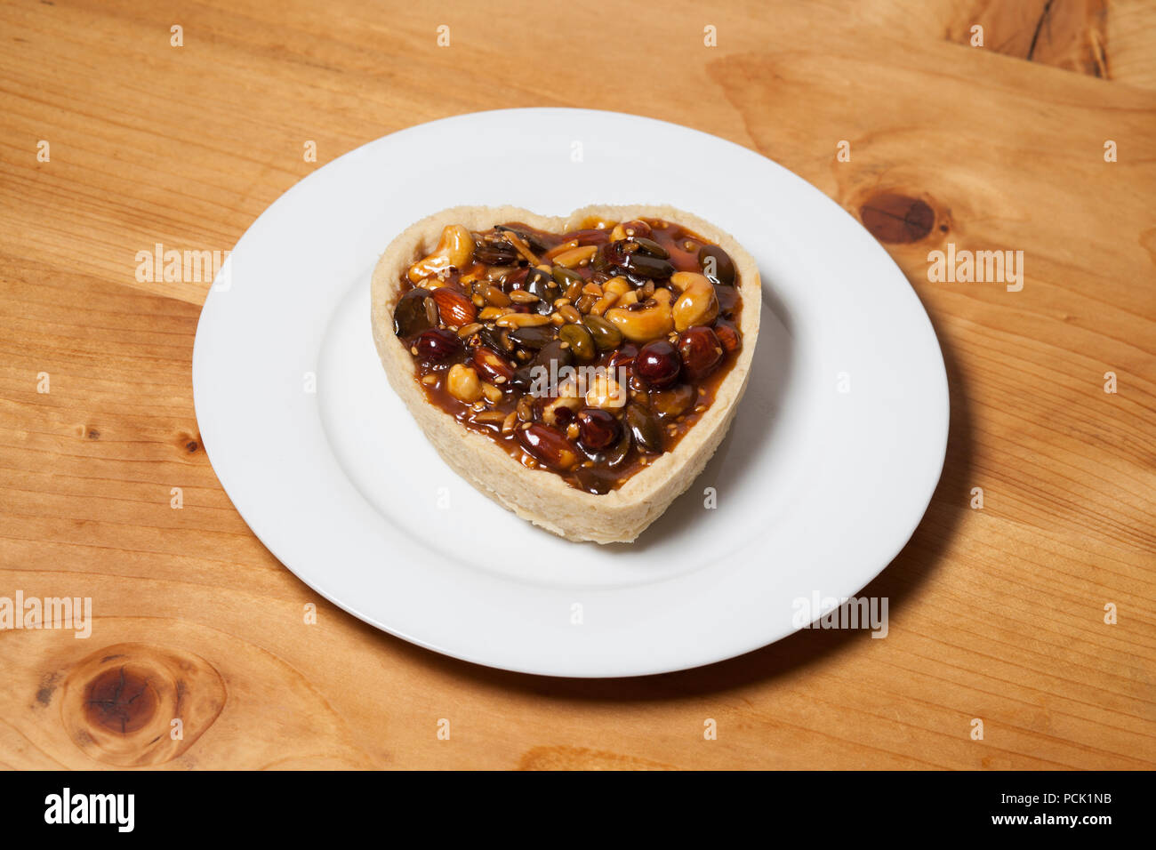 Mignon et romantique en forme de coeur tarte sucrée des couples petit-déjeuner sur un comptoir en bois et rustique fait avec amour Banque D'Images