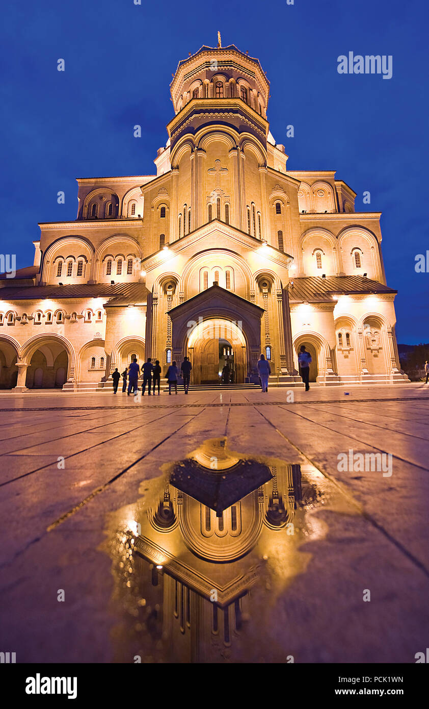 La réflexion la cathédrale Holy Trinity, Tbilisi, Géorgie Banque D'Images