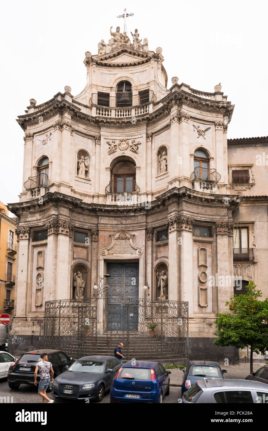 Italie Sicile Catane baroque Chiesa di San Placido Monaco e Martire Eglise de Saint Placide voitures metal forgé cross orange tree dans les fruits Banque D'Images