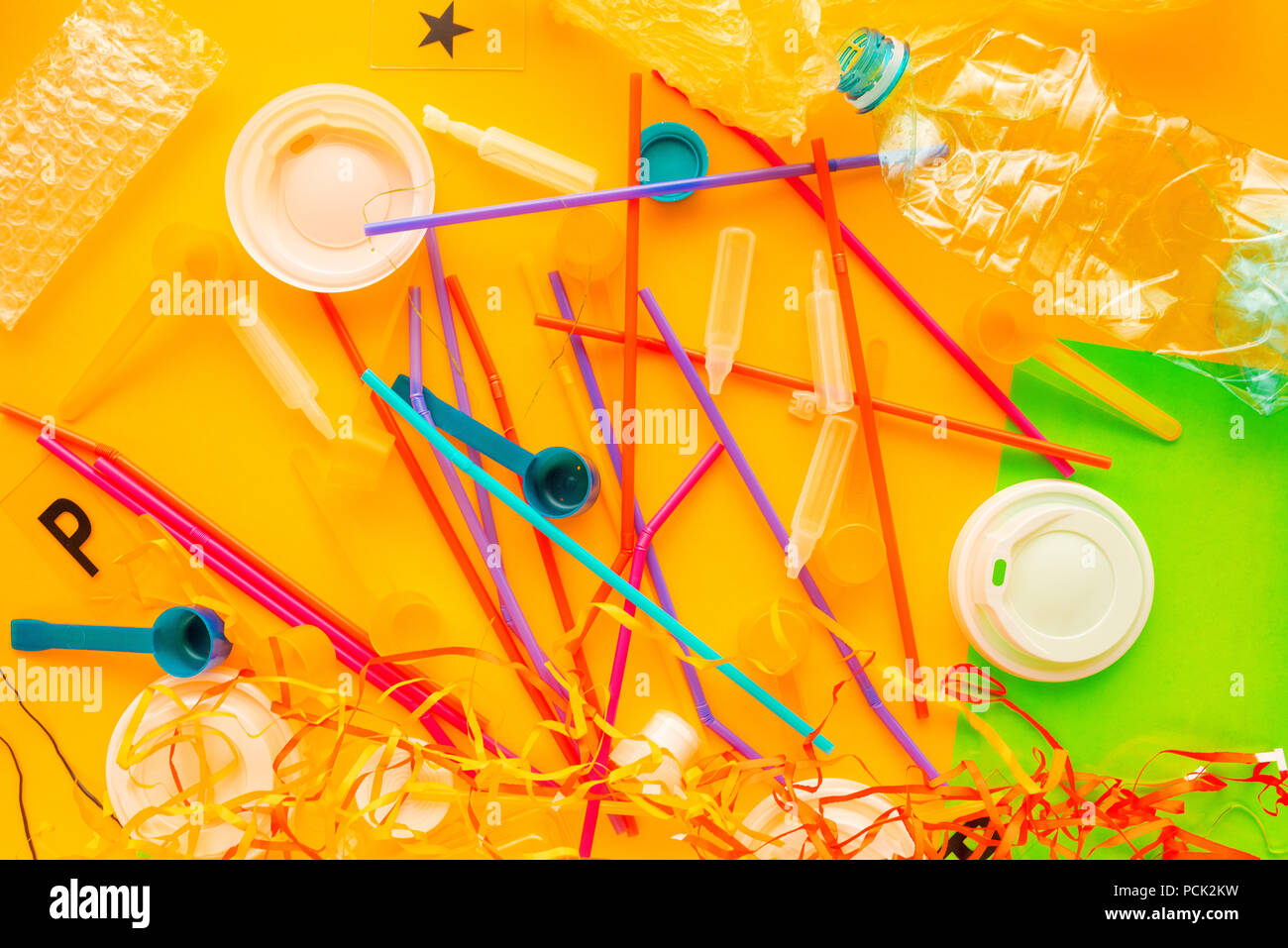 Déchets et ordures en plastique coloré pile, conceptual image de la pollution de l'environnement et à la consommation Banque D'Images