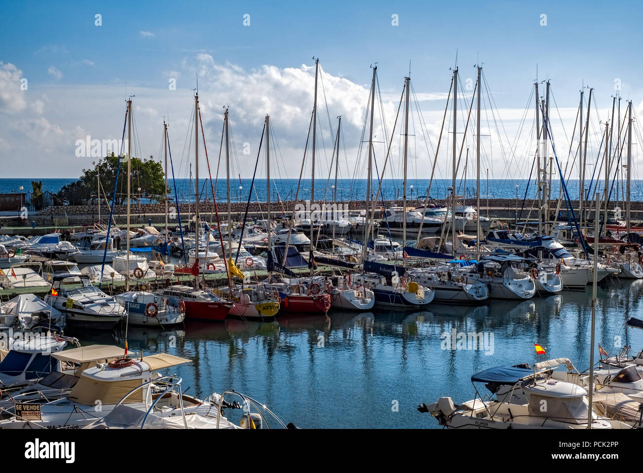 Les bateaux de plaisance dans le port Banque D'Images