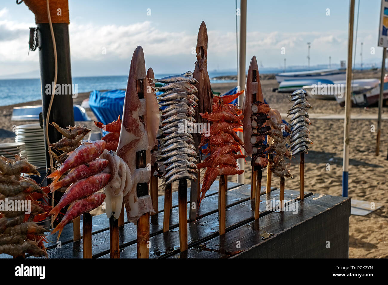 Fruits de mer grillés sur stick Banque D'Images