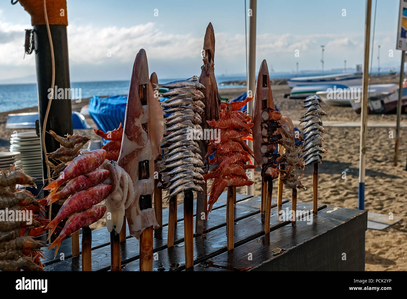 Fruits de mer grillés sur stick Banque D'Images