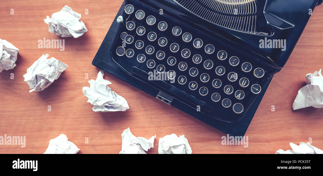 Le bloc de l'auteur concept avec machine à écrire et du papier froissé sur bureau Banque D'Images