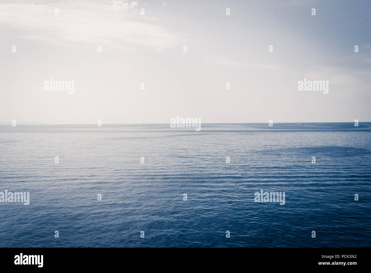 L'eau libre à l'aube de la mer calme de l'océan effet mat Banque D'Images