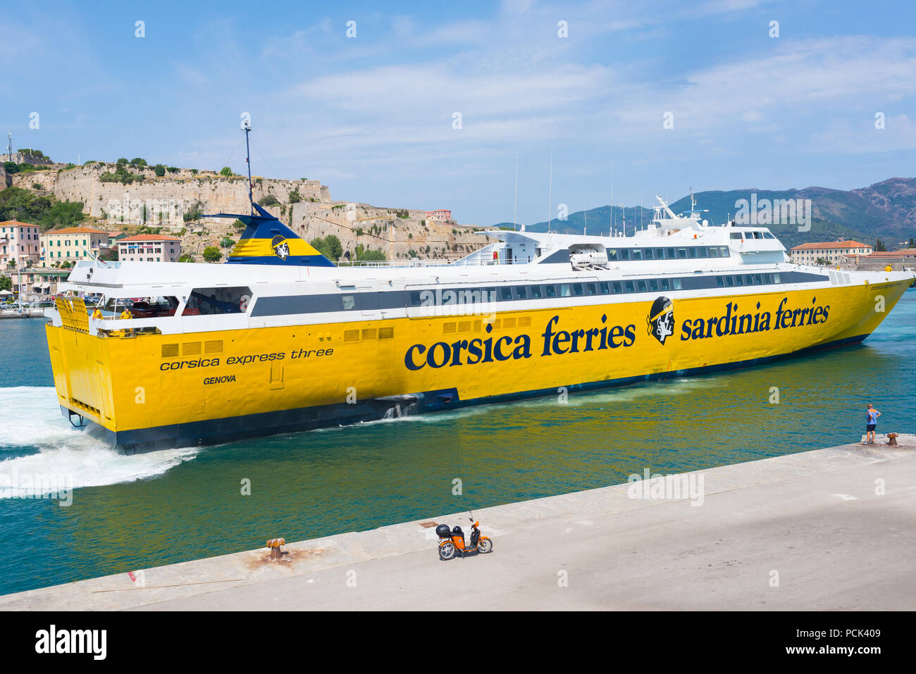 La Corsica ferries ferry rapide arrive au port de Portoferraio, l'île d'Elbe, Toscane, Italie Banque D'Images