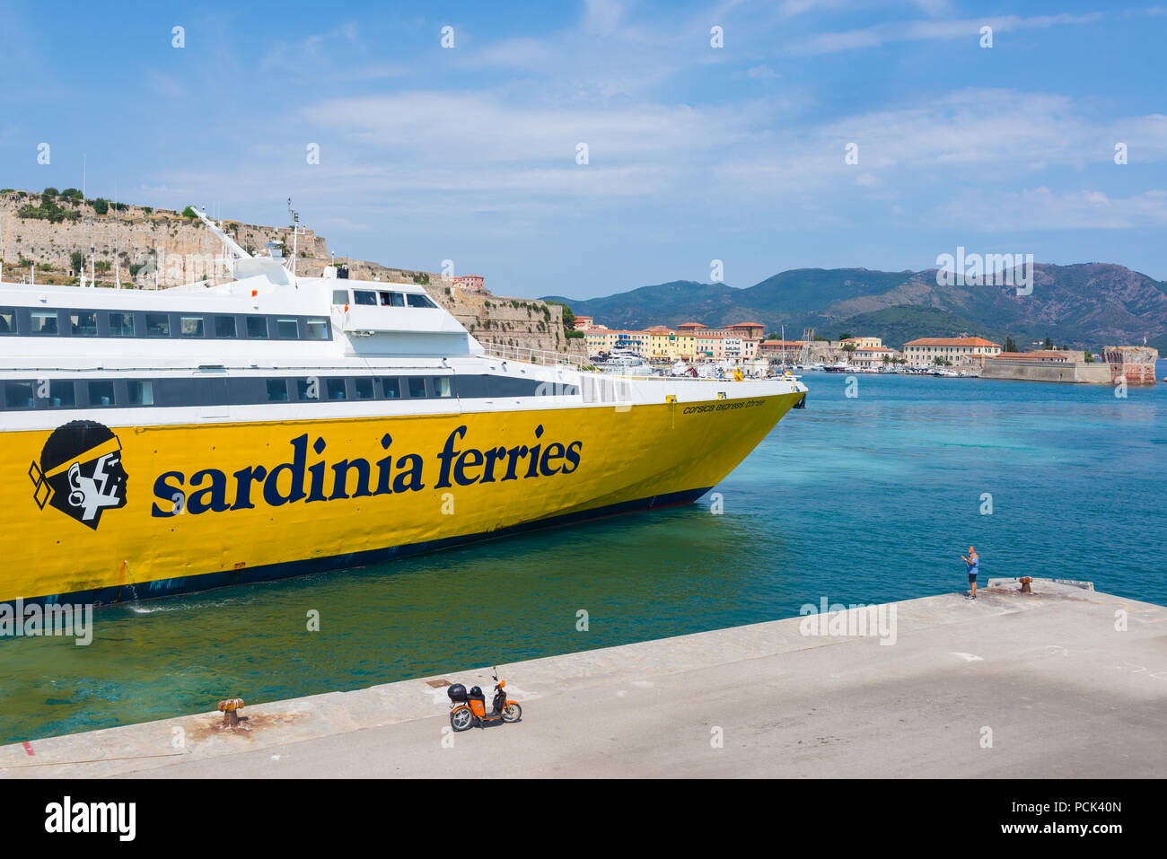 La Corsica ferries ferry rapide arrive au port de Portoferraio, l'île d'Elbe, Toscane, Italie Banque D'Images