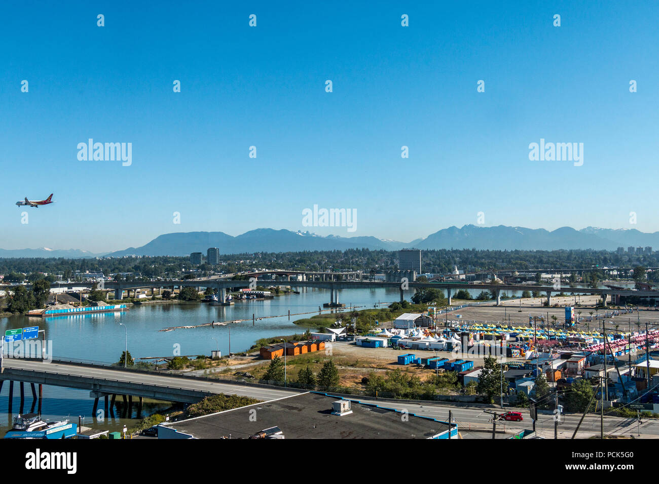 Jet s'apprête à atterrir à l'Aéroport International de Vancouver, en passant par le marché de nuit de Richmond. Richmond, BC, Canada. Fraser est sur la gauche. Le marché est ouvert les week-ends et jours fériés pendant l'été. Banque D'Images