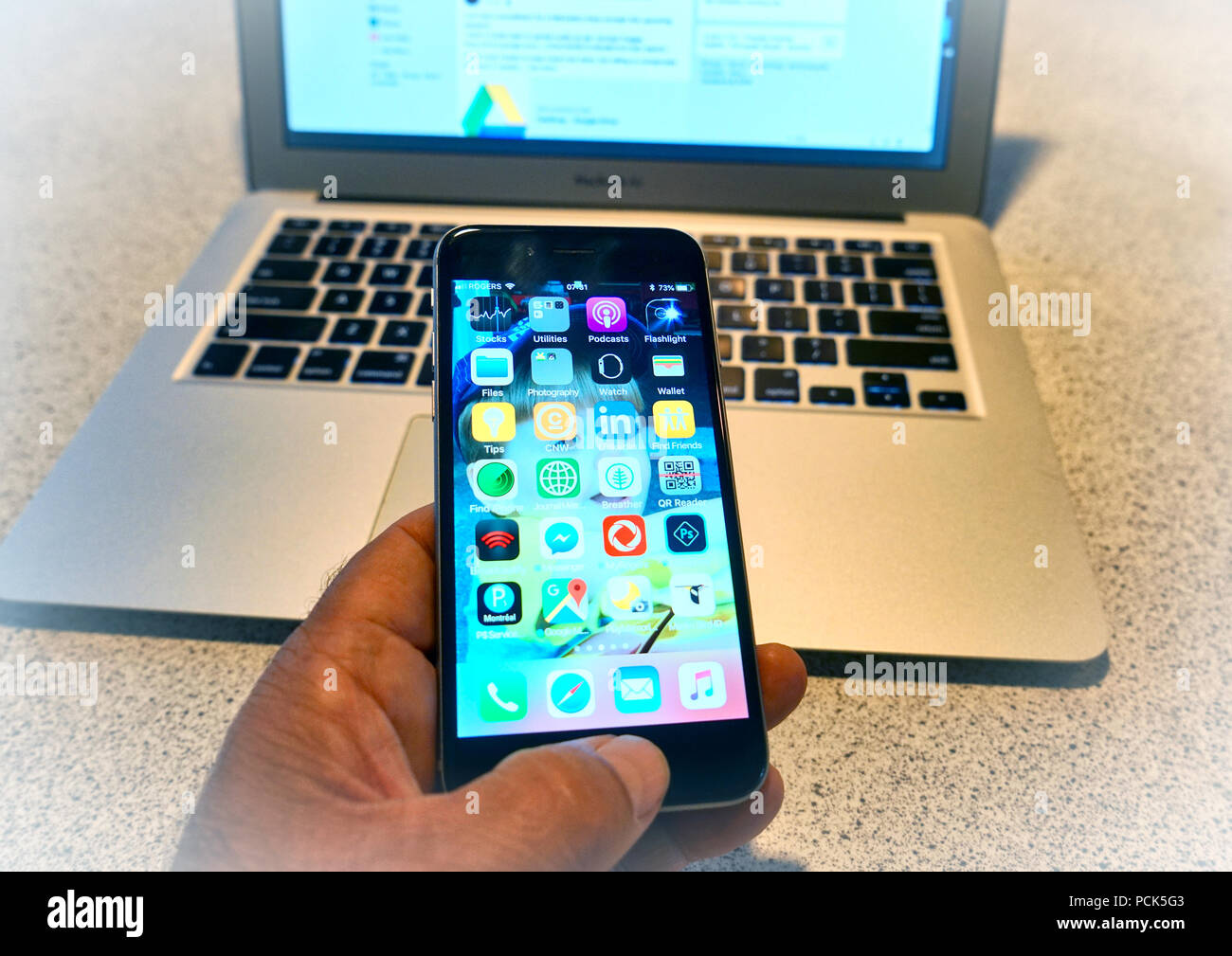 Montréal, Canada, le 1 août, 2018.Un iphone 6 en face d'un Macbook Air un ordinateur portable.Credit Mario Beauregard/Alamy Live News Banque D'Images