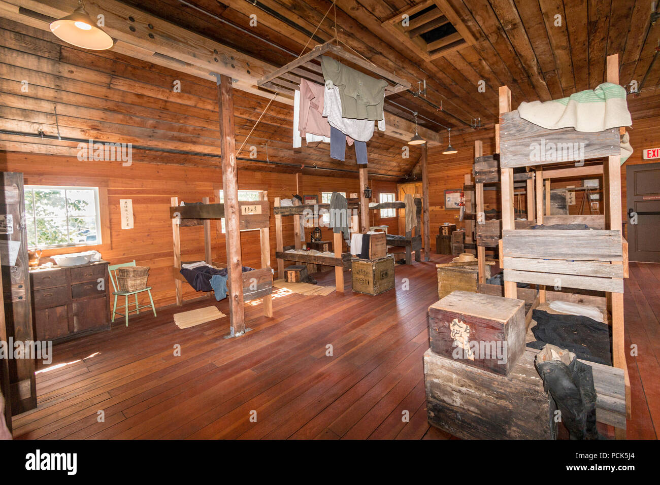 Chinese men's Bunkhouse à Britannia Lieu historique Chantiers à Steveston, BC, Canada. Il y a eu souvent de 100 hommes dans un bâtiment à peine 100 x 50 pieds. Il y avait beaucoup plus de berceaux comme indiqué ici. Banque D'Images