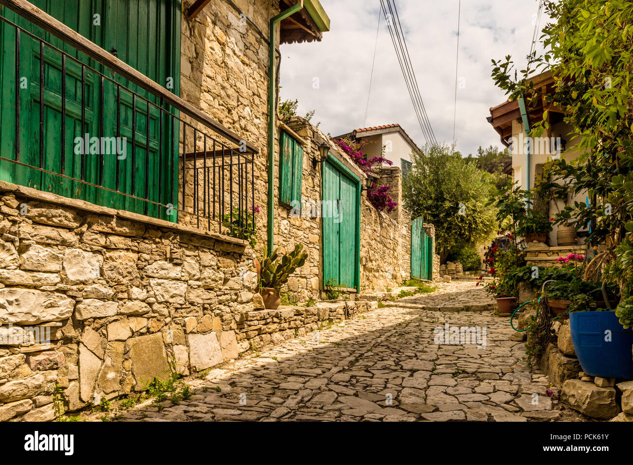 Lania, Chypre. Mai 2018. Une vue typique des rues pittoresques dans le village traditionnel de Lania à Chypre. Banque D'Images